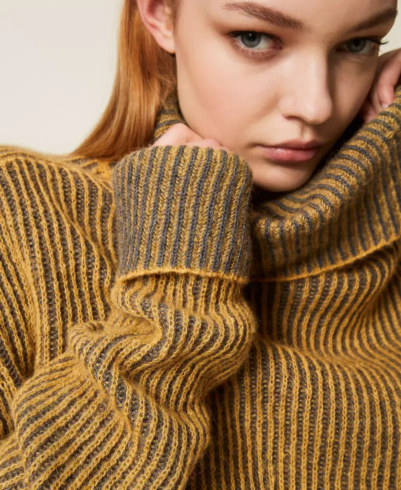 Women’s knitwear featuring soft pullovers, cardigans, and knit dresses in refined silhouettes designed for comfortable everyday layering.