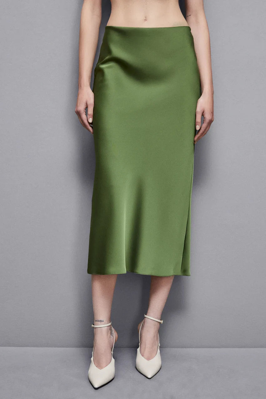 Women’s trousers and skirts styled as everyday wardrobe essentials, featuring refined cuts and comfortable silhouettes for versatile dressing.