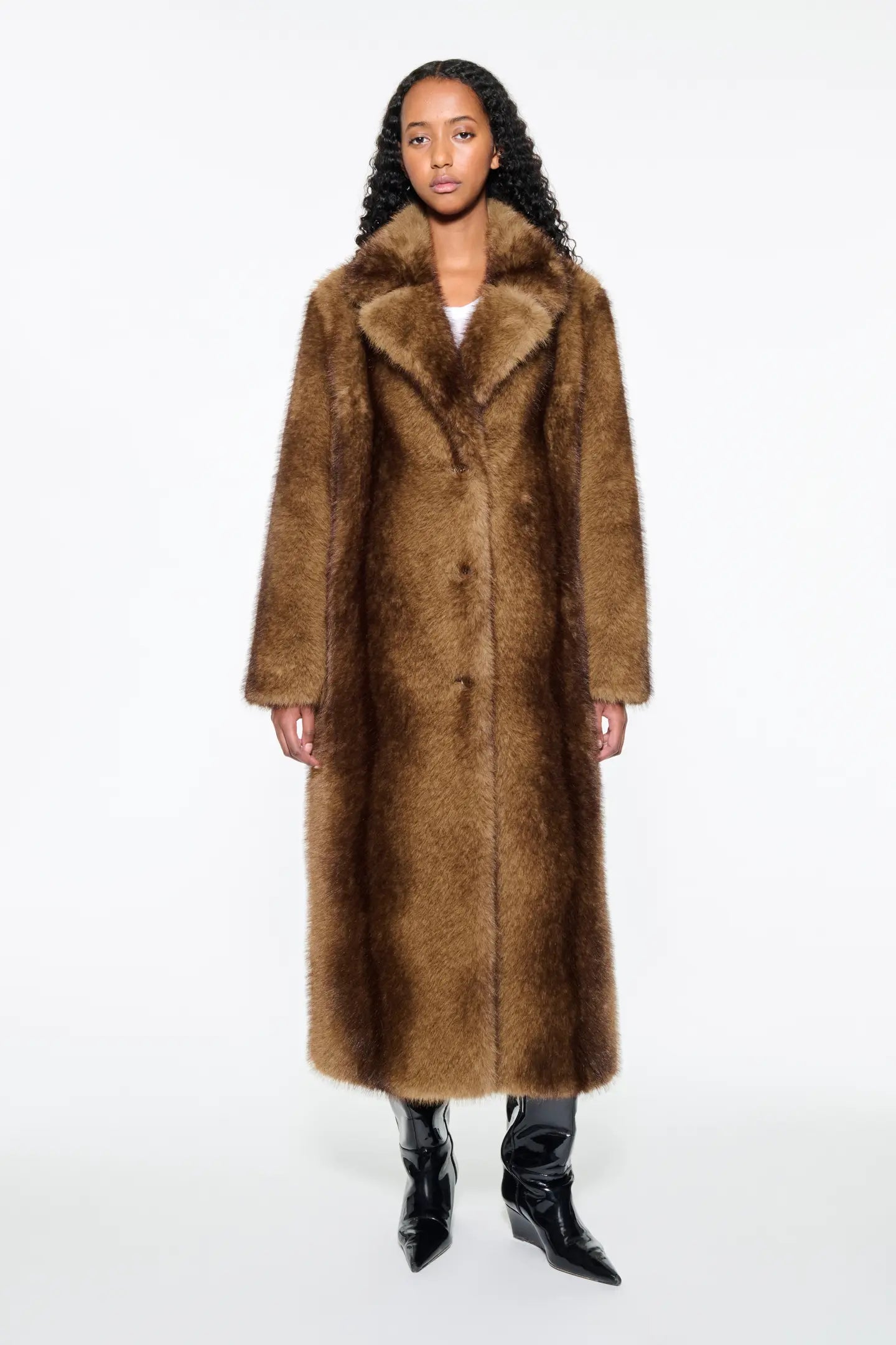 Elegant women’s outerwear featuring coats and jackets with structured silhouettes, designed for layering and refined everyday dressing.