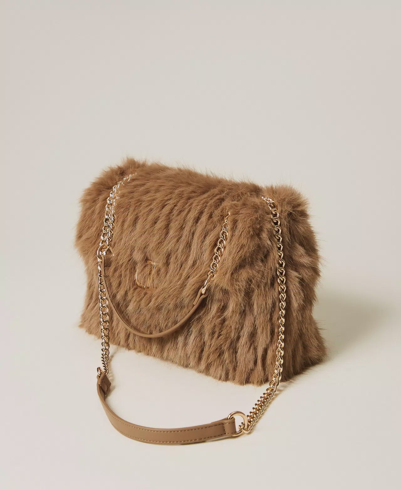 “Dreamy” faux fur shoulder bag