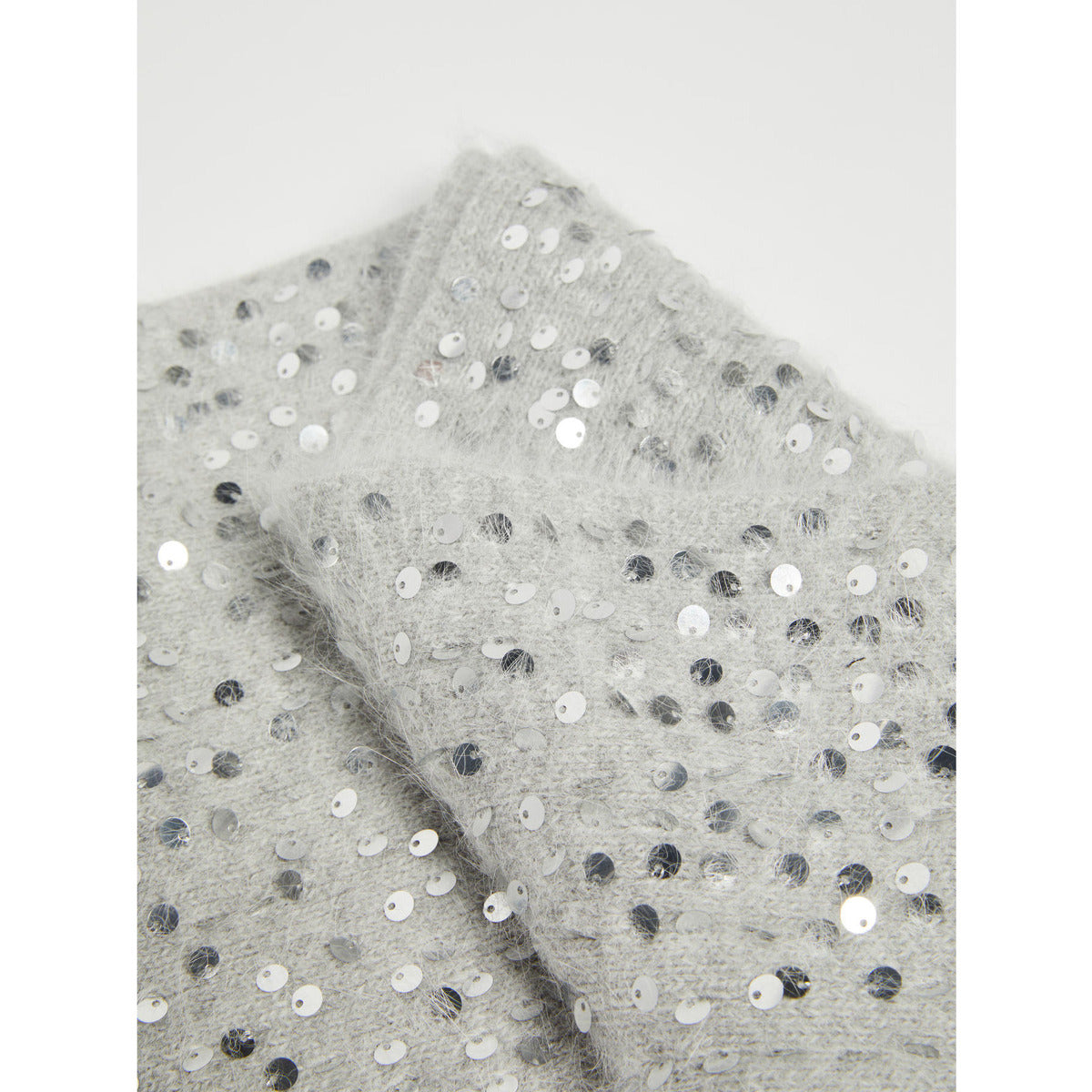 Knit scarf with sequins